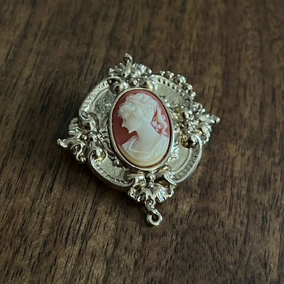 Vintage cameo brooch - Picture 1 of 4